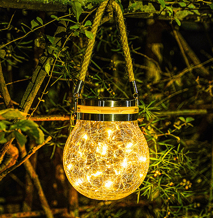 Kasutage hästi päikeseenergial töötavaid lampe, et luua rõdul soe ja hubane õhkkond.